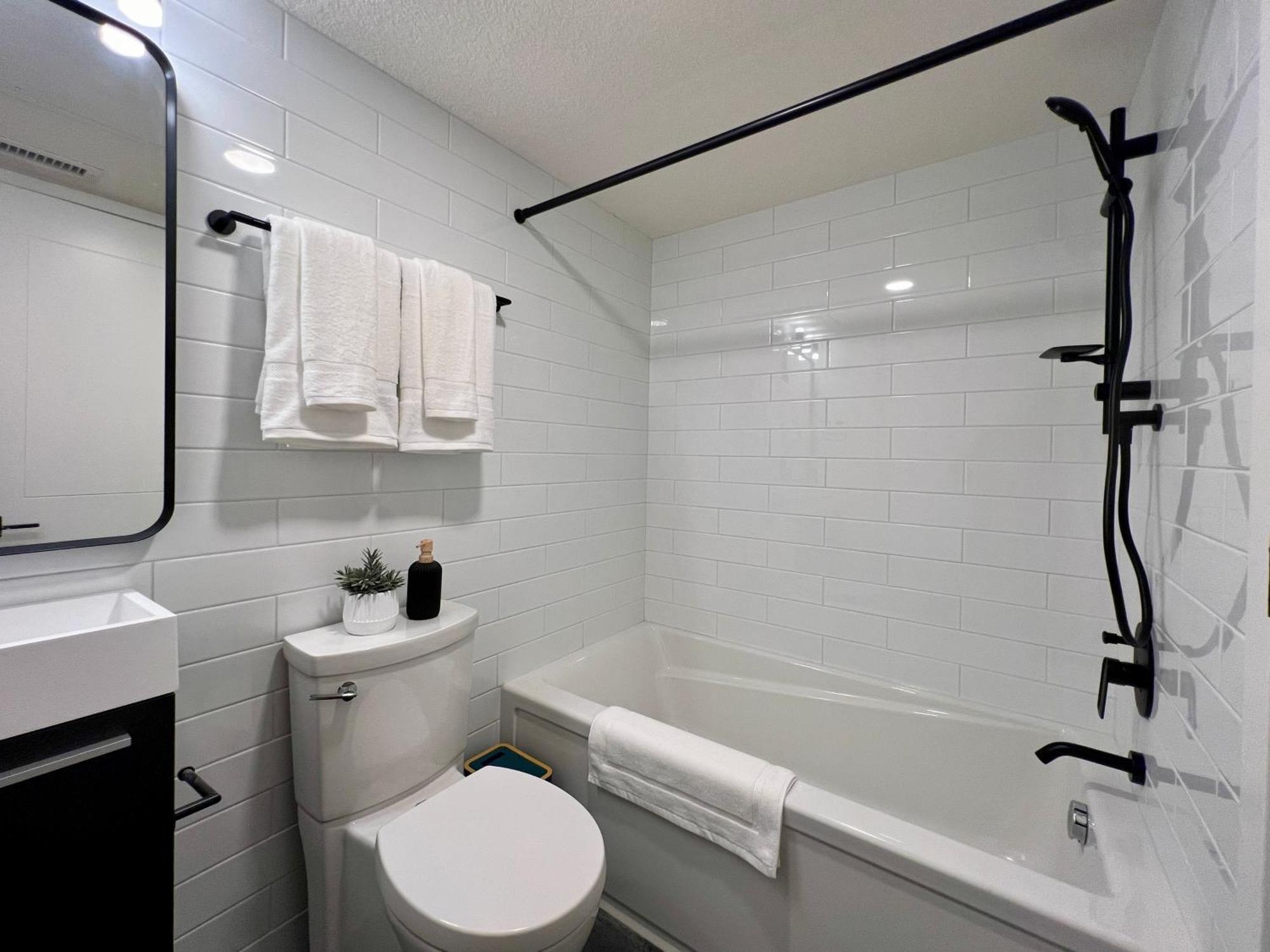 Special! New Downtown Mtn View Free Parking 2B&2B Appartement Canmore Buitenkant foto